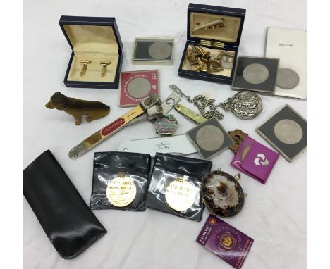 A quantity of odds to inc coins, lighter, smoking ephemera and cufflinks