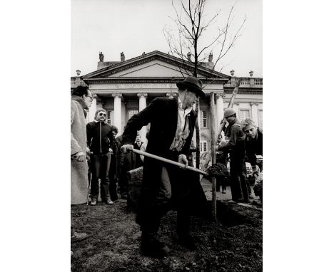 Schwerdtle, Dieter -- Joseph Beuys planting the first tree for his "7000 Eichen" project during the documenta 7 in Kassel. 19