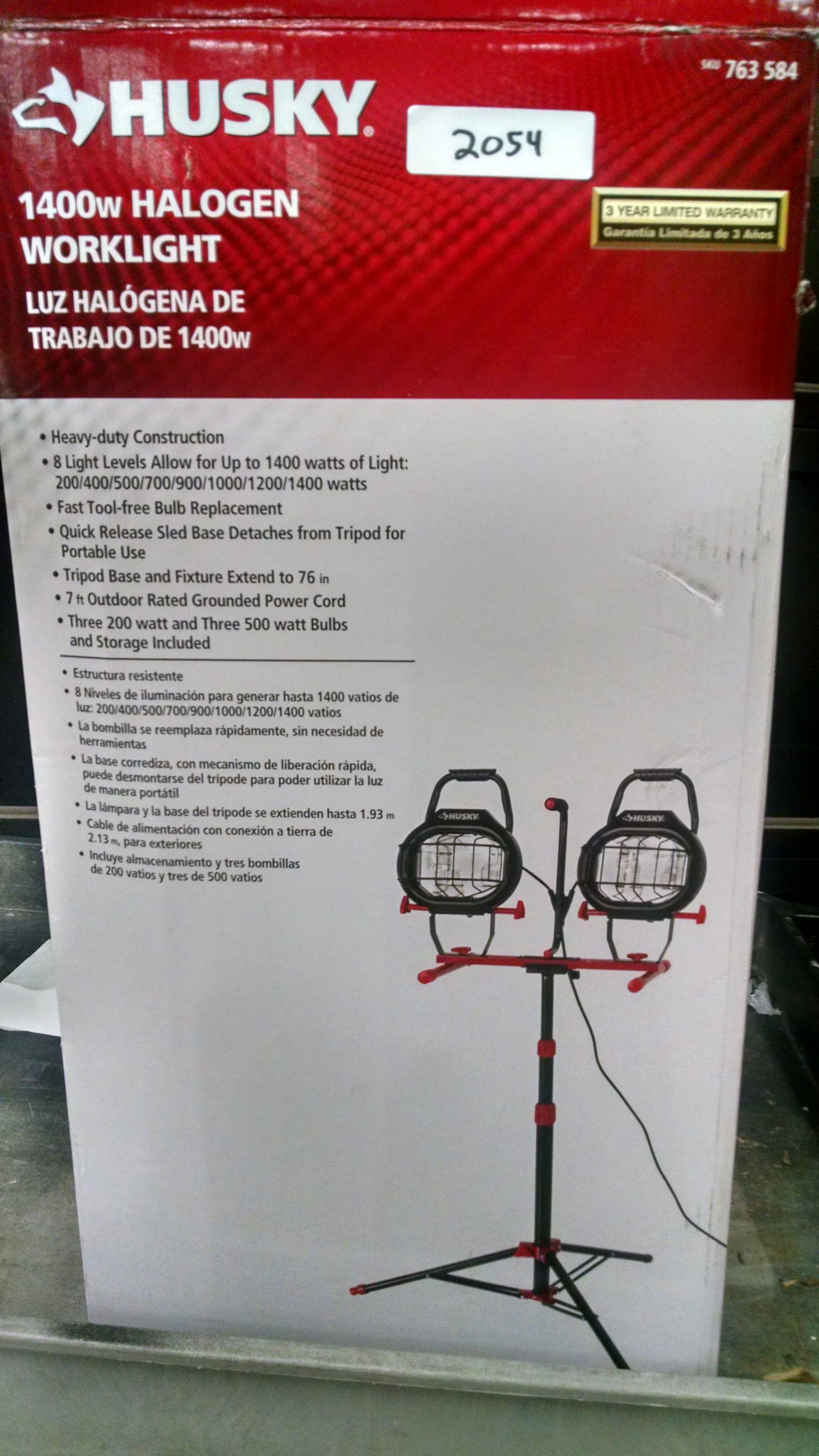 HUSKY 1400W HALOGEN WORK LIGHT WITH TRIPOD. RETAIL 78 SKU 763584