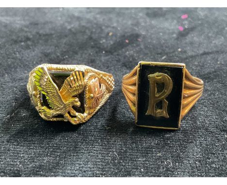 A 9ct yellow gold gentleman's signet ring with black onyx plaque set with initial 'R', size 2, and a further yellow metal sig