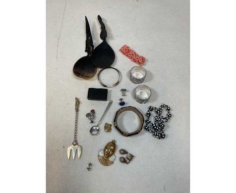 A small group of costume jewellery, also two white metal napkin rings, snuff box, horn spoons, etc.