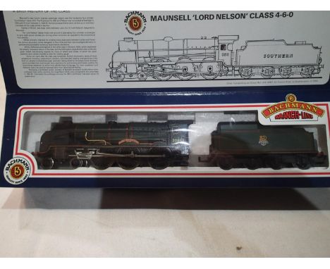 Bachmann OO, 31-405, Lord Nelson class, 30852, Sir Walter Raleigh, BR green, early crest, excellent condition, box with wear.