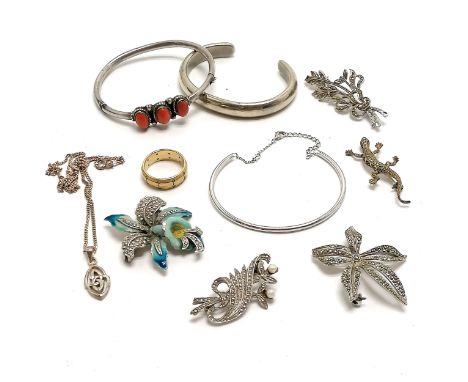 Qty of jewellery inc silver pendant on 44cm chain, 2 bracelets (unmarked bangle set with coral), silver gilt ring etc - total