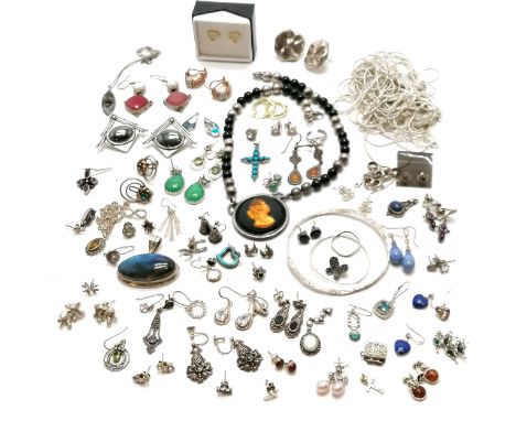 Qty of mostly silver jewellery inc earrings (inc some odd), bundle of 20 unworn neckchains stamped 925, bangle, pendants etc 