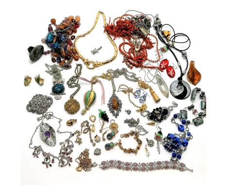Qty of costume jewellery inc coral beads, roadrunner pendant, gold tone Monet etc - SOLD ON BEHALF OF THE NEW BREAST CANCER U