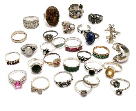 29 x silver rings (5 unmarked) inc ruby, fossilised wood, dolphin, owl etc - total weight (lot) 107g 