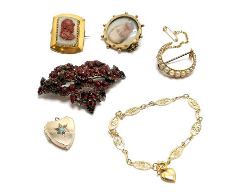 Antique unmarked gold (touch tests as 15ct) crescent brooch set with pearls (3.7g total weight), yellow metal hardstone hand 