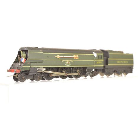 Graham Farish 1950's 00 Gauge SR green Battle of Britain Class 21C90 'Sir Eustace Missenden', with Golden Arrow insignia, VG,