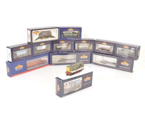 Bachmann OO Gauge Diesel Shunter Royal Mail Sorting Van and Goods Wagons (12), all boxed, 32-105 Class 08 shunter 08800 Inter