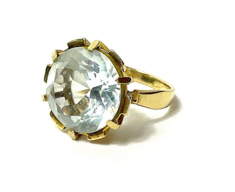 Ring 585 GG / 7,4 g, Aquamarin ca. 7,0 ct. Ø ca. 14,8 mm; RG: 55. Gebrauchsspuren, Stein am Rand beschädigt, vermutlich durch