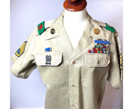 US Army Khaki Uniform WWII, Rang eines Sergeants, Hemd in gebrauchtem, Hose in gutem Zustand, diverse Abzeichen über der Brus