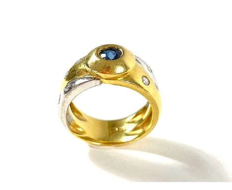 Ring 750 GG/WG / 13,5 g, Goldschmiede-Signatur, Saphir rund facettiert ca. 0,60 ct, Defekte auf der Tafel, und 8 Brillanten c