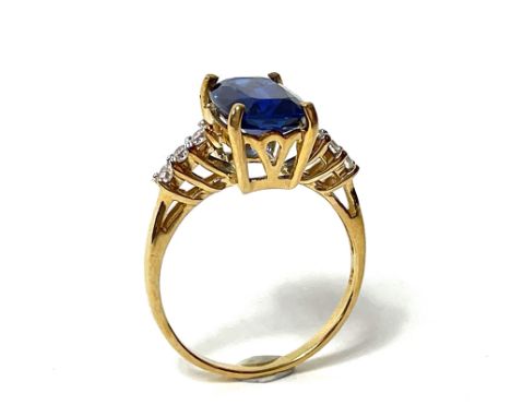 Ring 375 GG / 2,7 g, Kyanit 3,17 ct, 6 Brillanten 0,18 ct W Si; RG: 53. Gebrauchsspuren; Zertifikat vorhanden