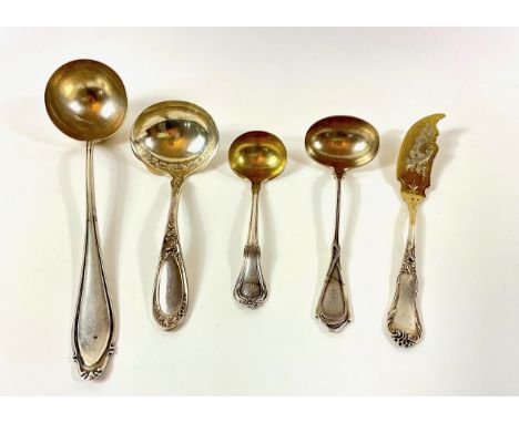 2 Löffel mit Monogramm in 800er Silber, Gewicht: 185,5 g, und ein Löffel in 925er Silber, Gewicht: 38,6 g; Vorlegemesser in 8