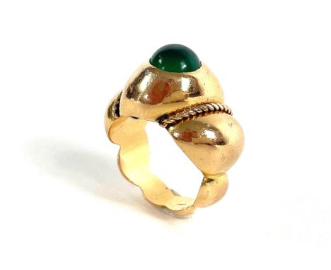 Ring ca. 585 GG / 8,3 g brutto, grüner Farbstein; RG: 53. Gebrauchsspuren, Kratzer und kleine Dellen/Kerben