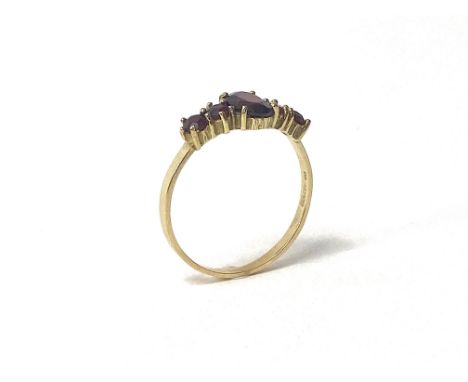 Ring 585 GG / 2,3 g, Goldschmiede-Signatur K R, Granate; RG: 57. Zustand: 2
