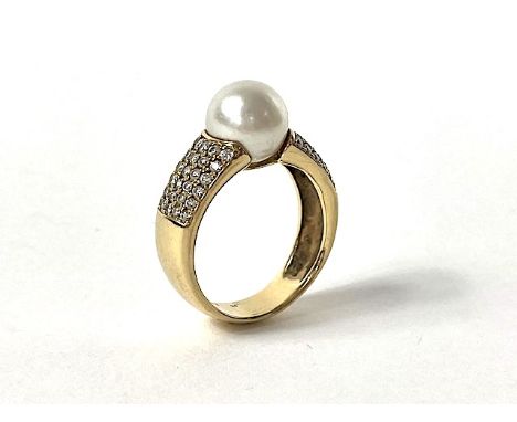 Ring 585 GG / 9,9 g, Akoyaperle Ø ca. 10,3 mm, 60 Brillanten ca., 0,90 ct; RG: 62. Zustand: 3