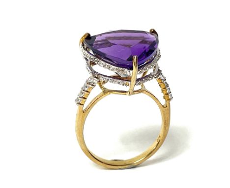 Ring 375 GG / 4,6 g, Amethyst 9,27 ct (Maße: ca. 15,0 x 15,0 mm) und weiße Saphire 0,47 ct; RG: 53. Zustand: 3; Zertifikat vo