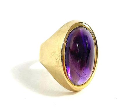 Ring 585 GG / 9,1 g, Amethyst ca. 17,8 x 9,2 mm; RG: 62. Zustand: 3-, kleine Defekte am Stein