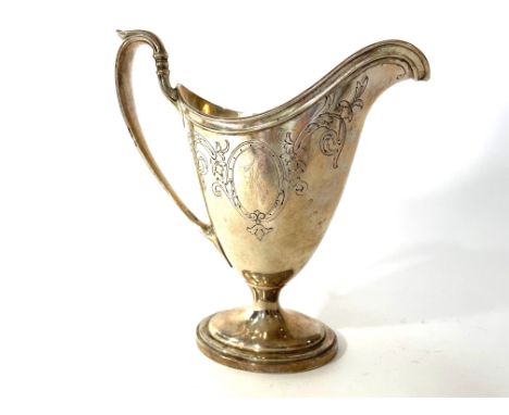 Kanne in 925er Silber mit Monogramm K, hergestellt in Birmingham; Gewicht: 231,6 g, Höhe: ca. 16,0 cm.  Gebrauchsspuren