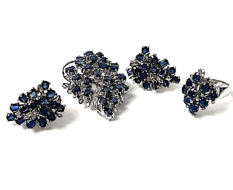 Parure aus Ohrclipsen, Ring und Anhänger/Brosche 750 WG / 42,6 g, Saphire ca. 25,0 ct  und Diamanten ca. 0,50 ct (im Ring feh