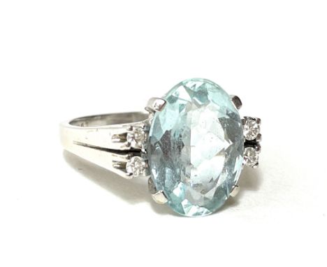 Ring 585 WG / 6,8 g, Aquamarin ca. 4,0 ct, 4 Brillanten ca. 0,17 ct; RG: 61. Zustand: 3 -, Stein leicht bestoßen