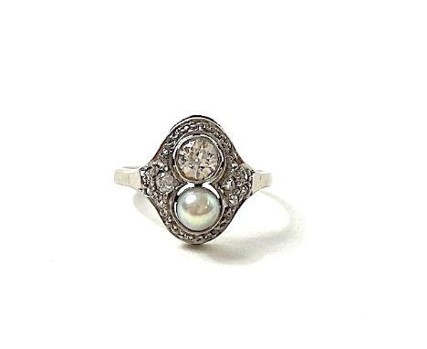 ART DECO Ring 585 WG / 3,1 g, Altschliff-Brillant Ø ca. 4,65 mm und Altschliff-Diamanten, zusammen ca. 0,65 ct W si-pi, Perle