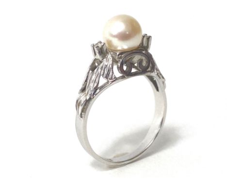 Ring 585 WG / 3,4 g, Perle Ø ca. 7,2 mm, 2 Diamanten; RG: 56. Zustand: 2-