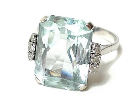 Ring 585 WG / 6,5 g, Aquamarin ca. 8,0 ct, 6 Brillanten ca. 0,19 ct; RG: 60. Zustand: 3 - , kleine Defekte am Stein