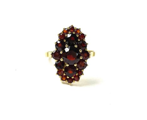 Ring 585 GG / 4,4 g, Granate, ein Stein defekt; RG: 56. Gesprauchsspuren 