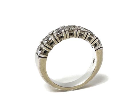 CHRIST Ring 585 WG / 5,7 g, 7 Brillanten ca. 0,55 ct, W SI; RG: 52. Zustand: 3-, müsste rhodiniert werden