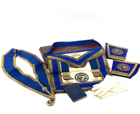 2 Koffer mit Kleidungsstücken und Zubehör englischer Freimaurer-Logen; Lederkoffer 1 mit Monogram J.C.W., Schlösser funktions