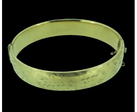 VINTAGE 1/5th NINE CARAT GOLD METAL CORE BANGLE with chased half decoration, in a vintage box