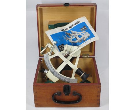 MID-CENTURY GERMAN YACHT SEXTANT - Veb Freiberger Prazisionsmechanik in original case with instruction booklet, test card dat