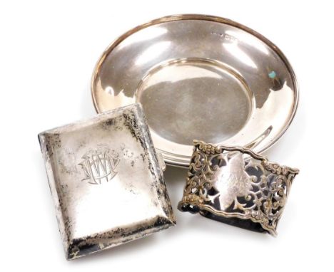 A group of small silver, comprising a George V dish, of plain form with raised rim, Chester 1911, 11.5cm diameter, a George V