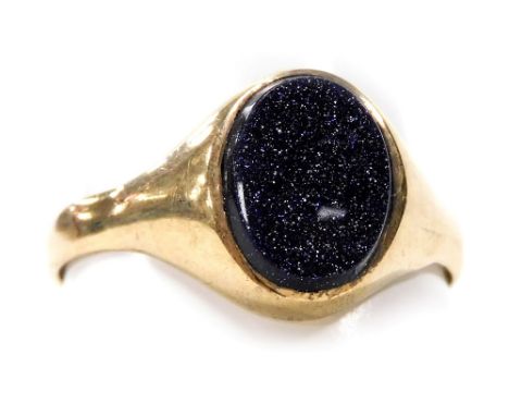 A 9ct gold and goldstone gentleman's signet ring, size R, 2.1g. 