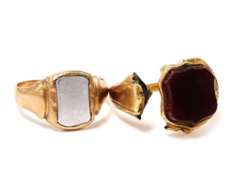 A 15ct gold and carnelian shield shaped gentleman's signet ring, with vacant reserve, cut, 3.7g, together with a 9ct gold sig