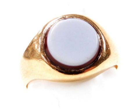 A gentleman's sardonyx signet ring, set in yellow metal, size N.O, 5.1g. 