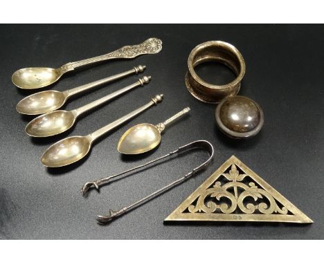 SMALL SELECTION OF SILVER ITEMScomprising three matching teaspoons with tapering stems and knop finials, London 1912; a Victo