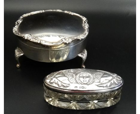 EDWARDIAN CIRCULAR SILVER TRINKET BOXthe hinged cover with floral and scroll rim, raised on three scroll feet, Birmingham 190