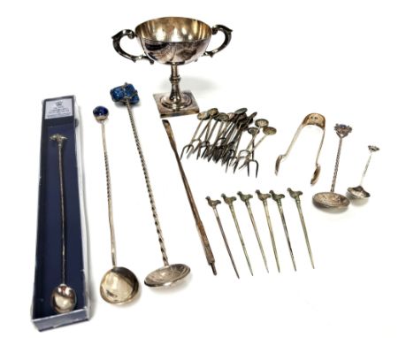 A small group of assorted foreign silver and white metal, including two long handled snuff spoons, both with laps lazuli term