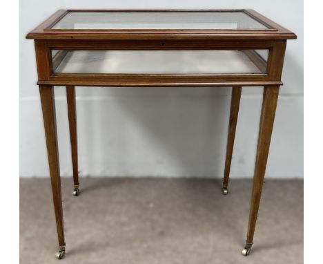 A small Edwardian mahogany and satinwood inlaid vitrine table, circa 1910,  with a hinged glazed top, set on four tapered leg