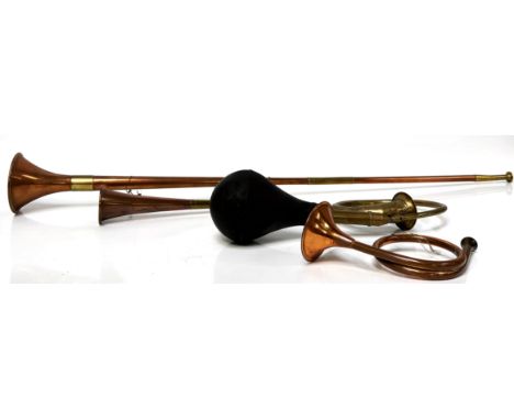 Four assorted vintage copper and brass horns, including a hunting horn;  also a vintage pumped horn (4)