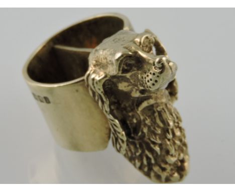 A silver scarf ring, London 1983, set with a head of a hound, 1ozt.