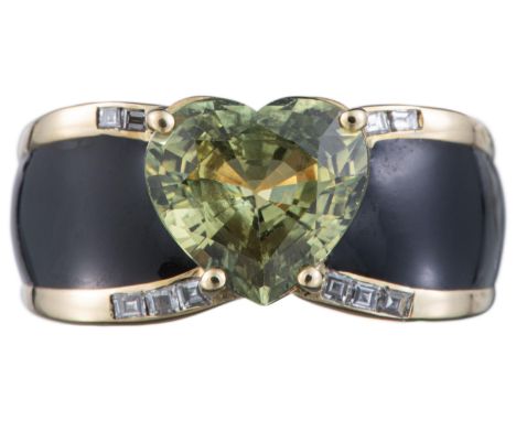 Bague saphir en or jaune .750 et émail noir et 10 diamants carrés pour un total de env. 0.15 ct avec un saphir jaune-vert non