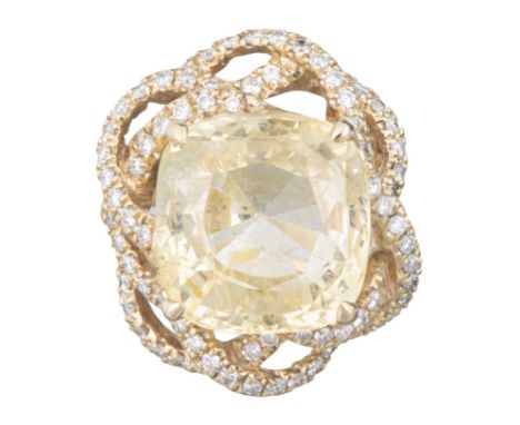 DIANA CARMICHAEL bague en or jaune .750 avec un saphir vivid yellow du Sri Lanka de 14.77 cts de taille coussin et un entoura