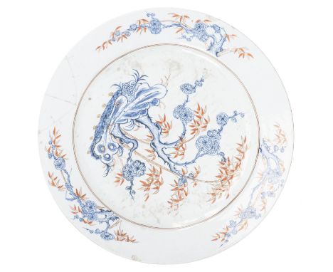 Grande coupe en porcelaine de Chine à décor de fleurs en bleu et bambous en Imari d'époque Kangxi. D. 38.2 cm Condition: reco