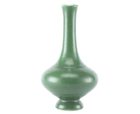 Vase en porcelaine de Chine à couverte verte craquelée dite vert pomme. Epoque Kangxi.  H. 16.9 &amp; D. 9.4 cm