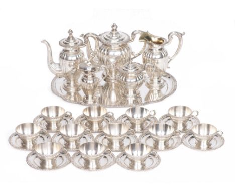 Ensemble en argent français 1er titre frise à décor de fleurs comprenant : - plateau ovale à bord mouvementés. 52x40x1.5 cm &