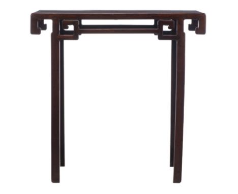 Console en bois de Huali sur quatre pieds droits, bandeau géométrique mouvementé. H. 82.5x83x39 cm